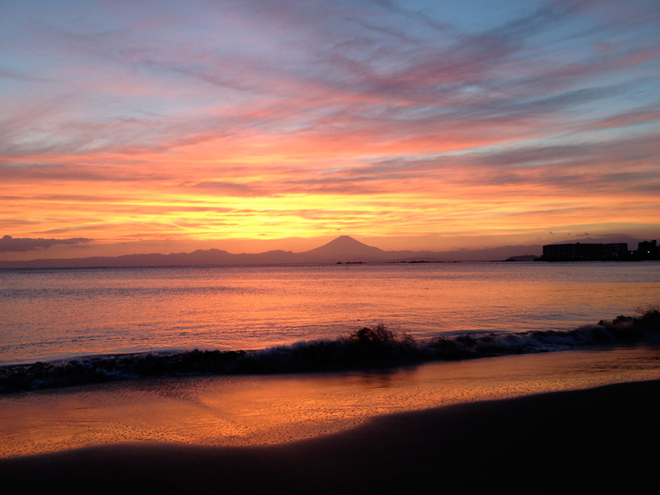 葉山一色海岸・ピンク色の夕日・富士山の向こうに日が沈む