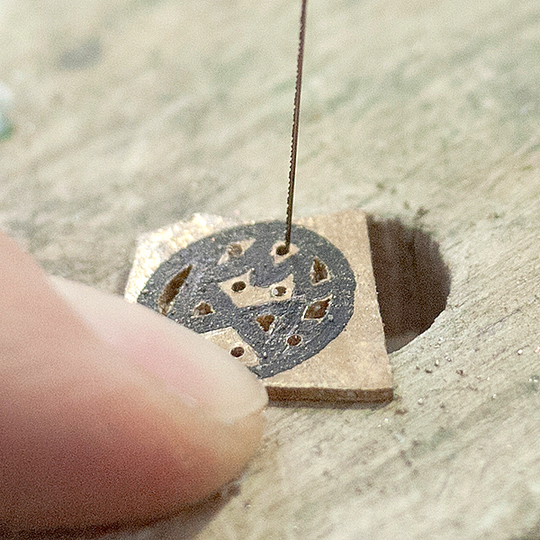 糸ノコで極小の隙間を削り切る