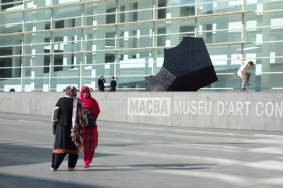 MACBA: 美術館前