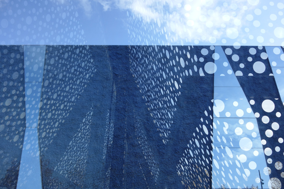 Ventilation shaft reflecting the Museu Blau