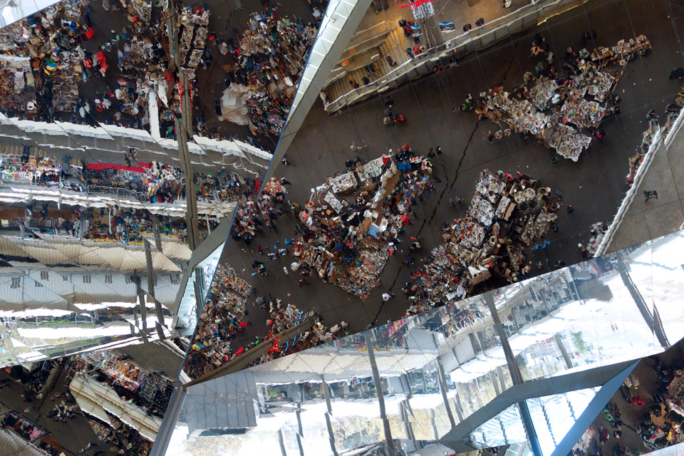 Kaleidoscope ceiling of Mercat Del Encants: バルセロナ・エンカンツ蚤の市の天井