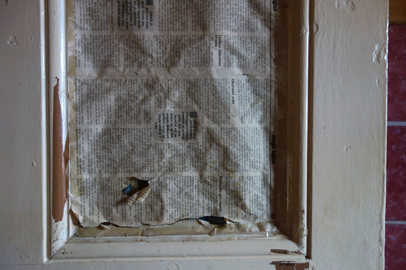 ベルリンの部屋探し３：読めない文字の新聞紙でガラスを隠してある